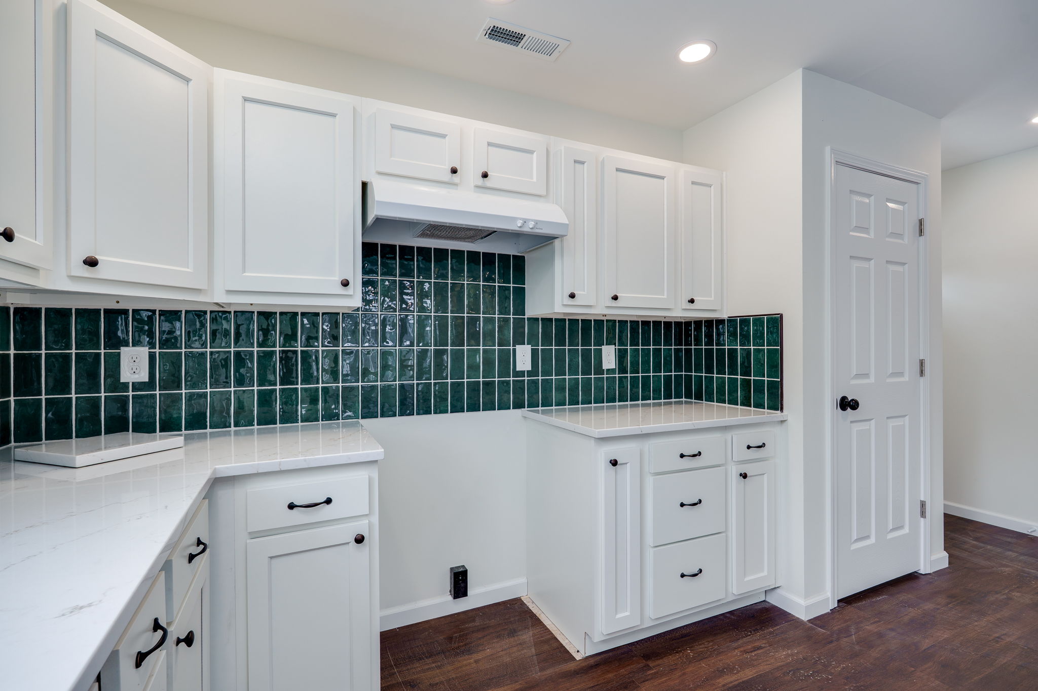 Kitchen backsplash and cabinetry